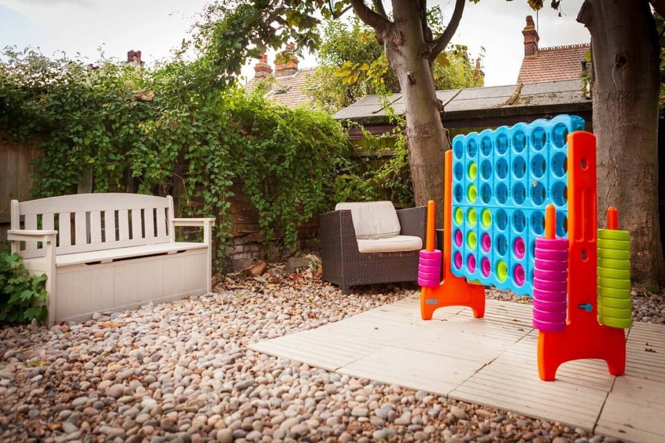 The beach style garden  with areas to relax