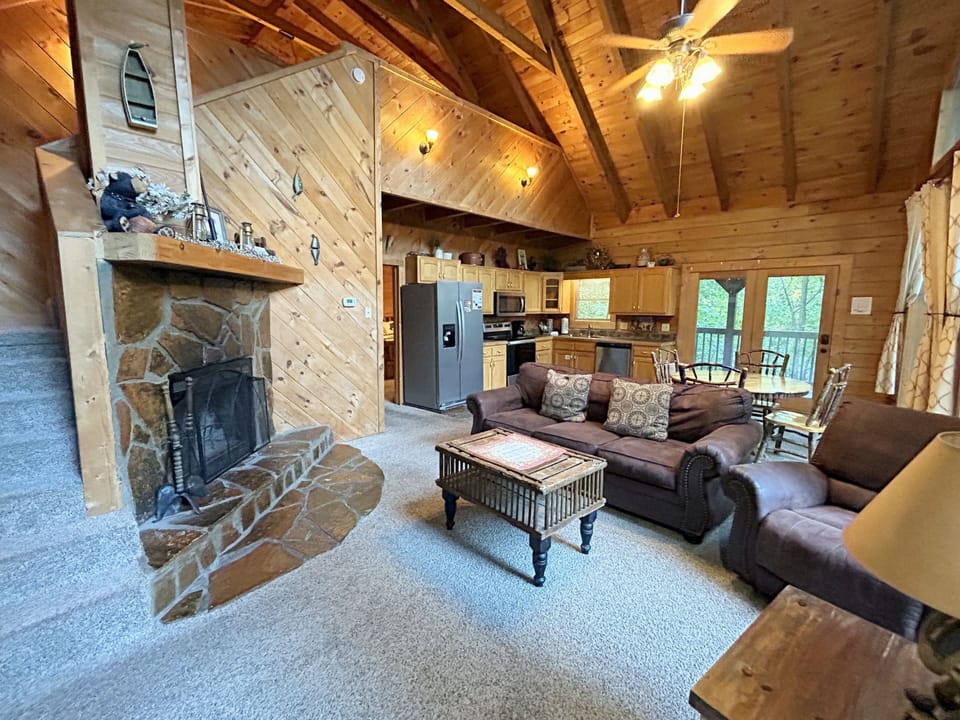 Large one bedroom cabin with loft bedroom included sleeps 6