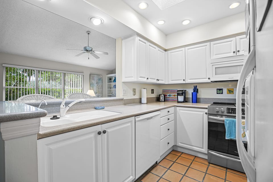 Kitchen (alternate view)
