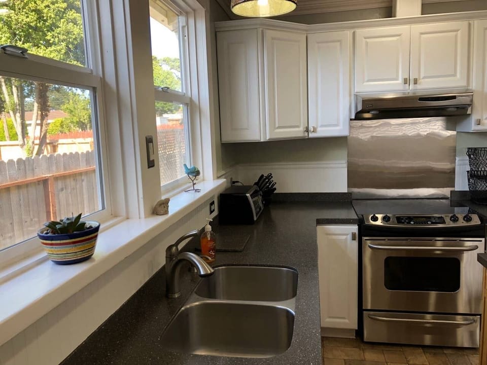 Kitchen: Lots of beautiful light shines into the kitchen throughout the day
