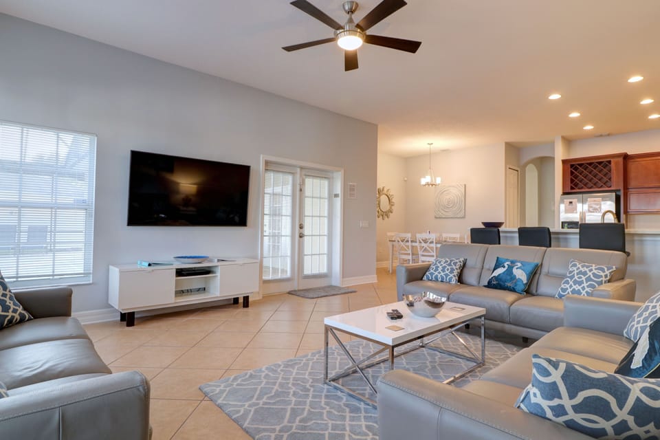 Open Plan Living Area - Lake View