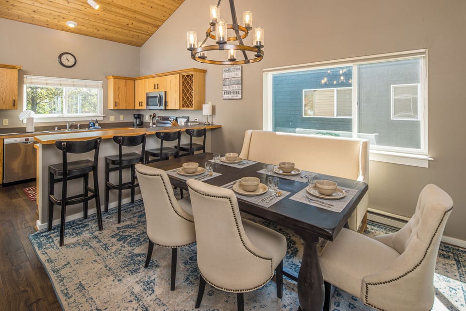 Dining Area | Main Level