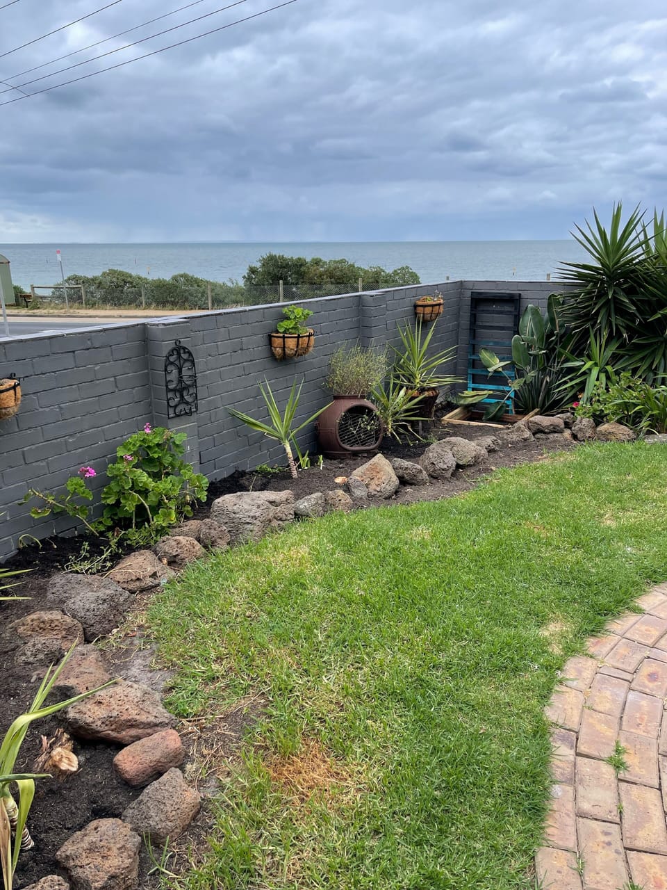 A well tendered front garden for relaxing and confining 4-legged guests