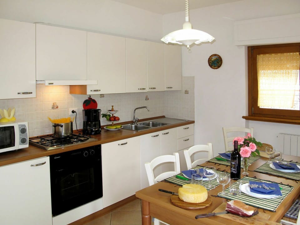 Countertop, Cabinetry, Property, Furniture, Kitchen Appliance, Window, Table, Kitchen, Kitchen Stove, Home Appliance