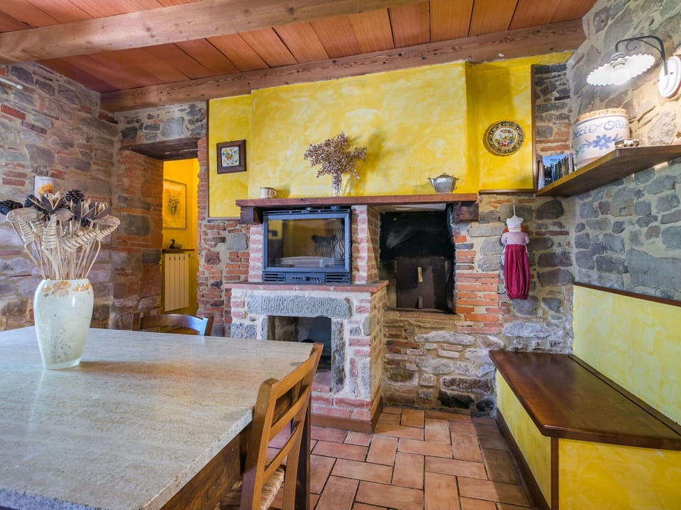 Property, Table, Interior Design, Lighting, Wood, Plant, Houseplant, Wall, Real Estate, Flowerpot