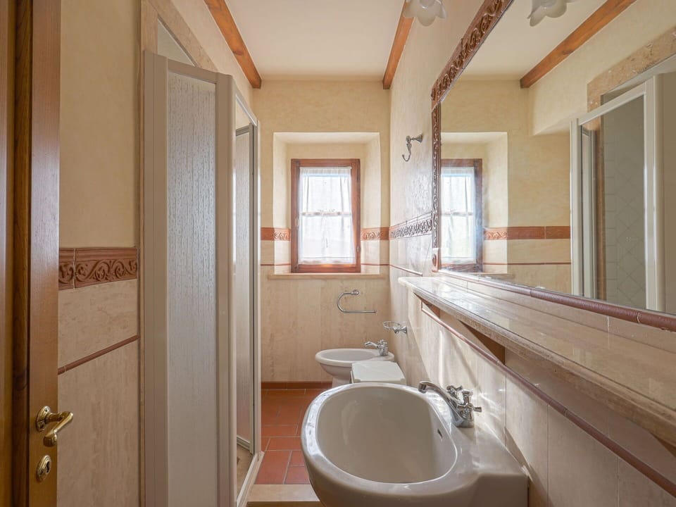 Brown, Tap, Plumbing Fixture, Property, Sink, Bathtub, Window, Bathroom, Wood