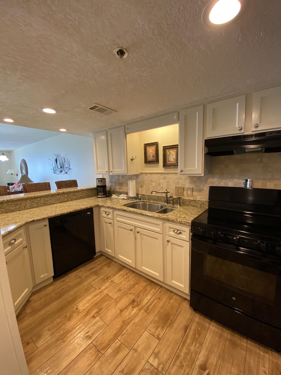 Full kitchen with all the necessities 