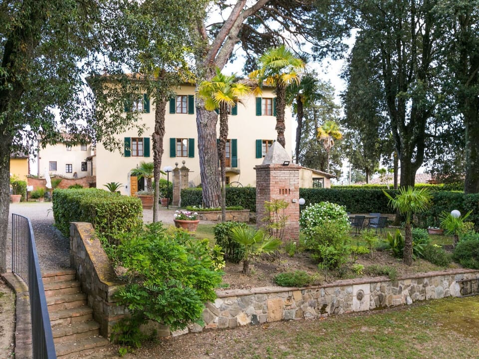 Plant, Building, Property, Window, Tree, Sky, House, Neighbourhood, Urban Design, Residential Area