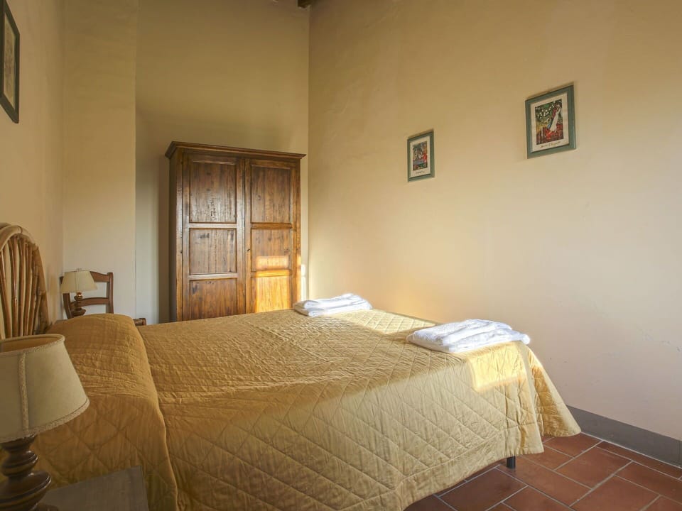 Comfort, Wood, Lighting, Shade, Interior Design, Lamp, Flooring, Floor, Picture Frame, Wall