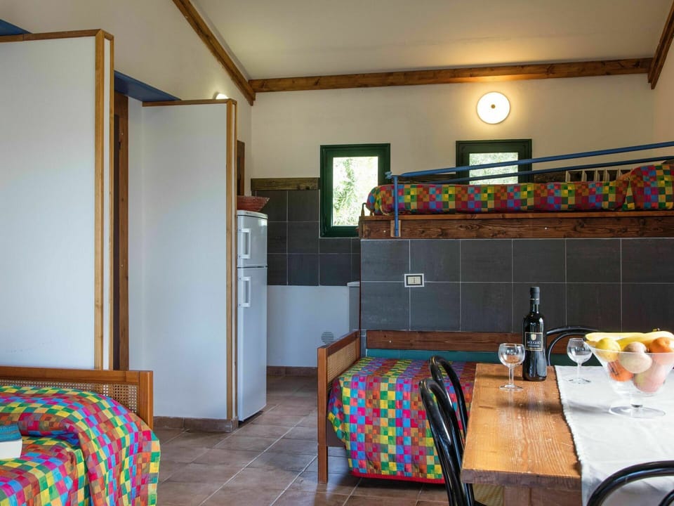 Room, Furniture, Interior Design, Property, Building, Floor, Table, Real Estate, Ceiling, House