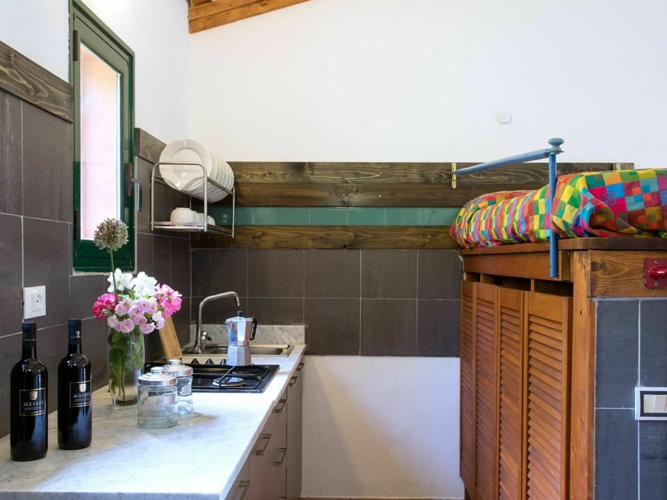 Room, Property, Countertop, Kitchen, Furniture, Interior Design, House, Building, Home, Cabinetry