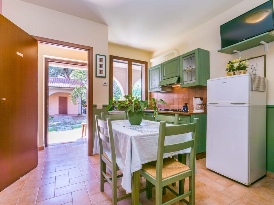 Cabinetry, Furniture, Countertop, Property, Table, Plant, Chair, Houseplant, Kitchen, Wood