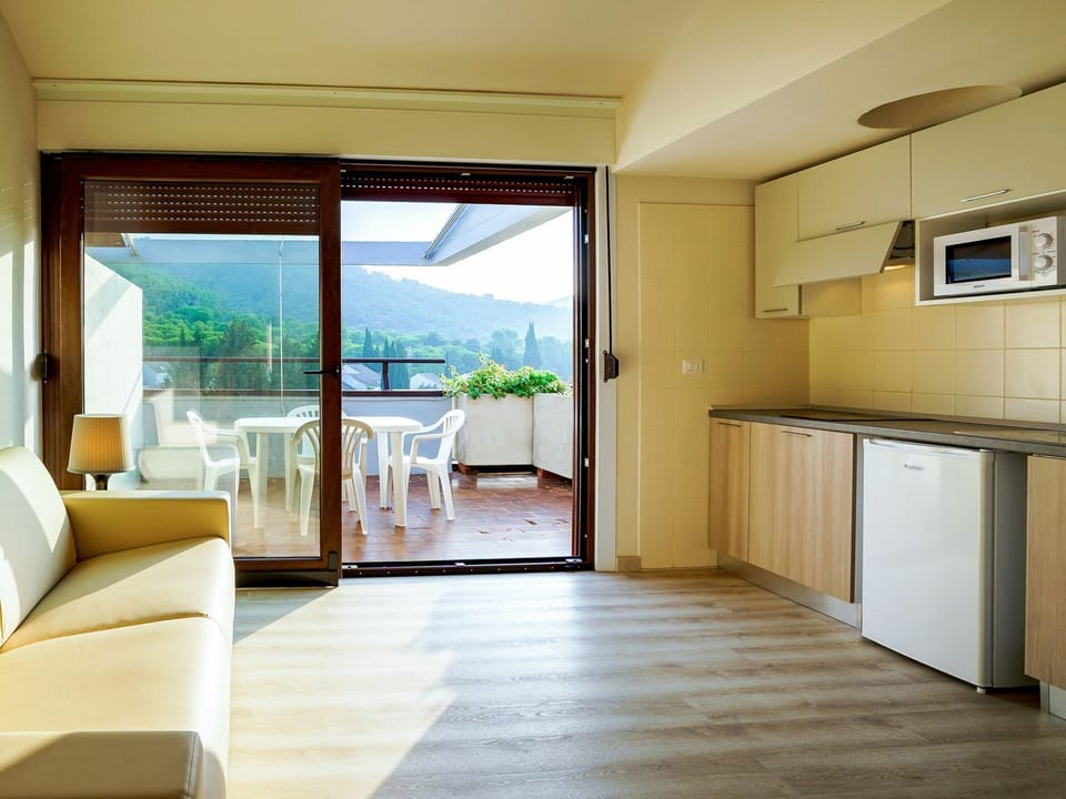 Property, Building, Furniture, Plant, Wood, Interior Design, Flooring, Floor, Houseplant