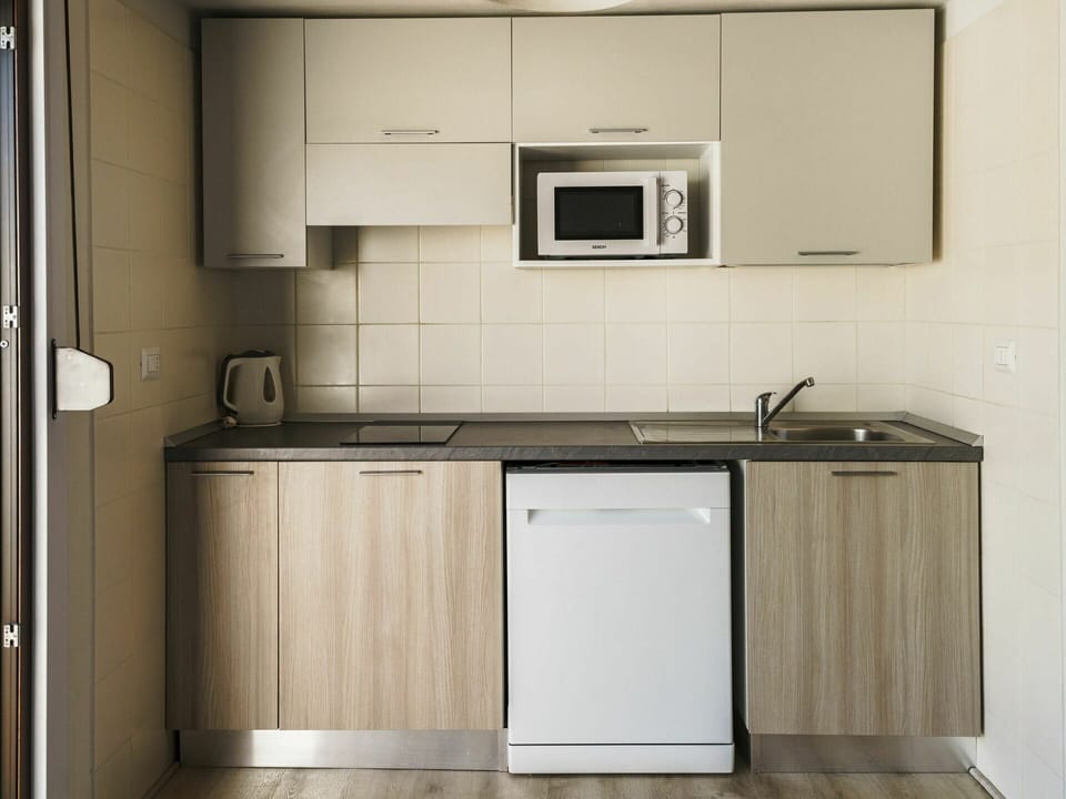 Room, Property, Floor, Kitchen Sink, White, Major Appliance, Kitchen, Plumbing Fixture, Flooring, Sink