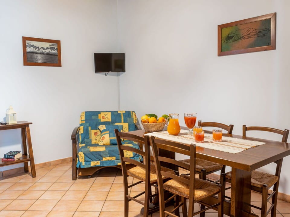 Table, Furniture, Picture Frame, Tableware, Chair, Wood, Interior Design, Floor, Flooring, Building