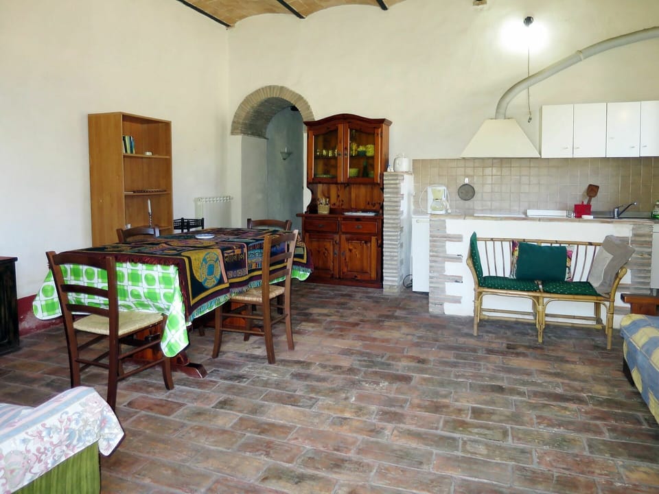 Room, Property, Building, Furniture, Interior Design, Floor, House, Real Estate, Table, Architecture