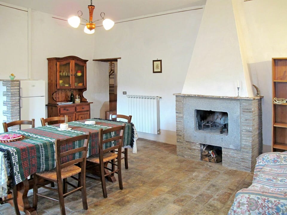 Room, Property, Hearth, Furniture, Building, Fireplace, House, Interior Design, Floor, Real Estate