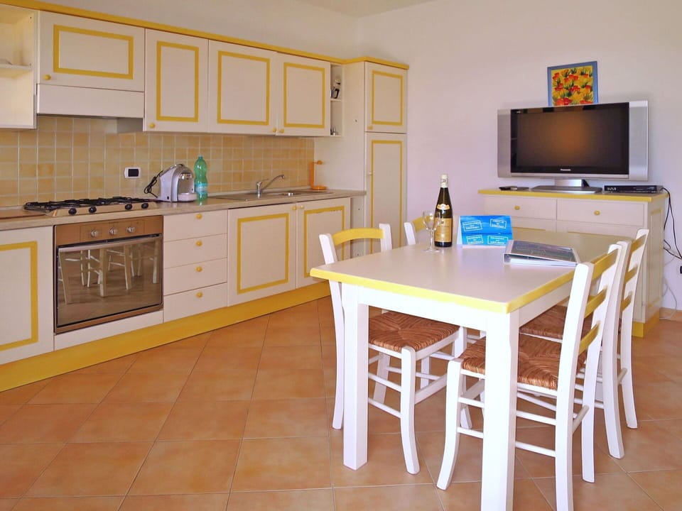Sink, Furniture, Kitchen Sink, Table, Cabinetry, Property, Tap, Countertop, Plumbing Fixture