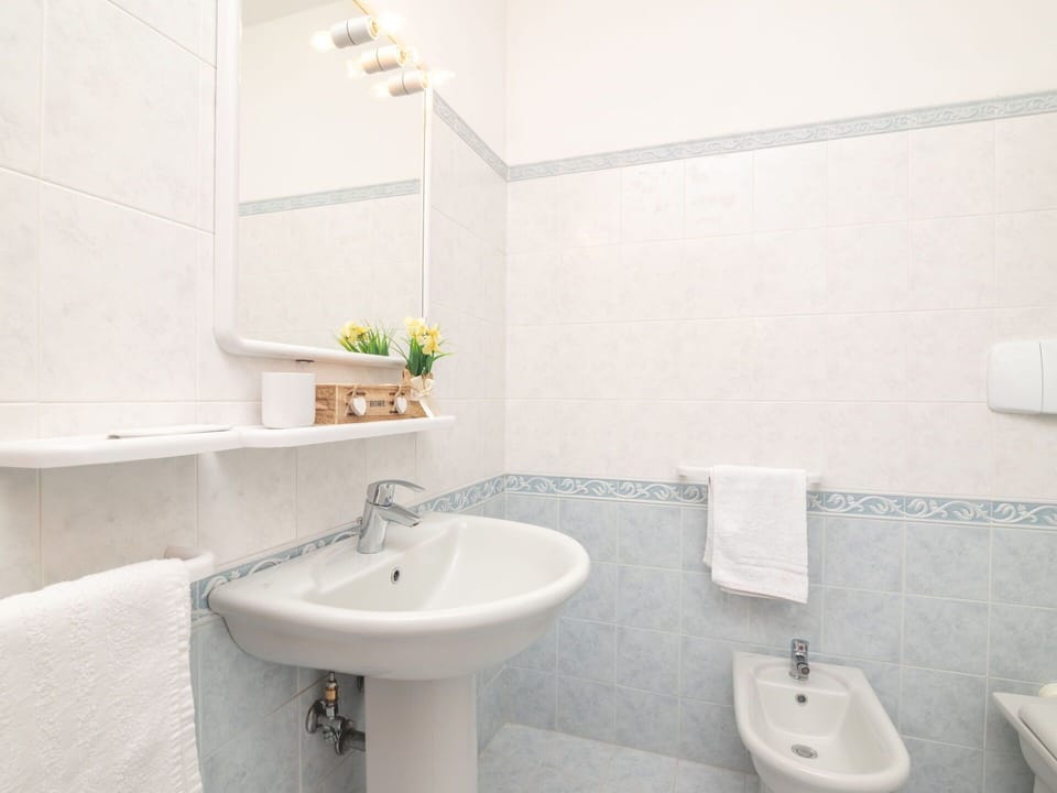 Tap, Plumbing Fixture, Property, Bathroom Sink, Sink, White, Bathroom, Building, Plant, Purple