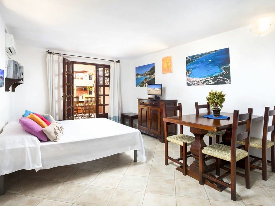 Room, Property, Furniture, Interior Design, Building, Bedroom, House, Suite, Floor, Table