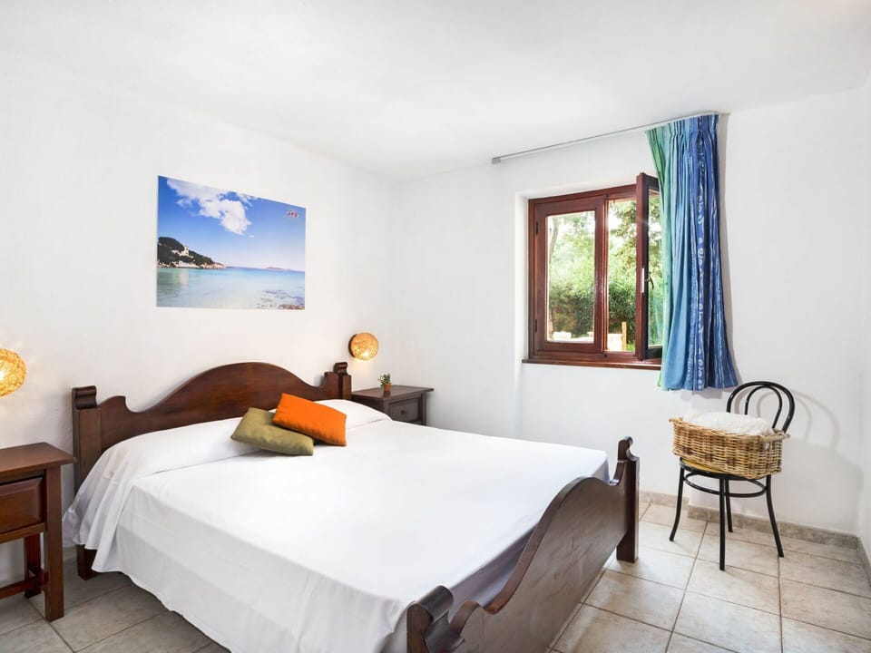 Bedroom, Furniture, Bed, Room, Property, Bed Sheet, Bed Frame, Interior Design, Building, Suite