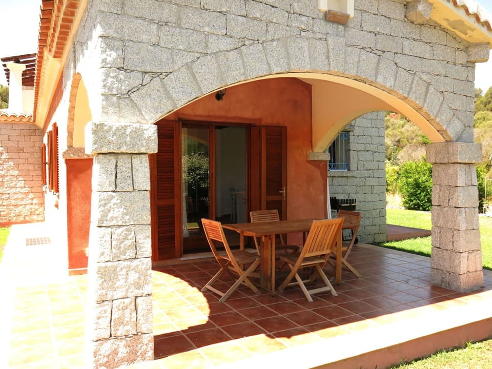 Property, Building, Furniture, Window, Door, Plant, Wood, Shade, Chair, Table