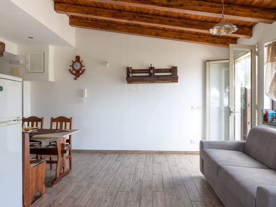 Property, Furniture, Building, Couch, Wood, Picture Frame, Interior Design, Floor, Flooring, Wood Stain