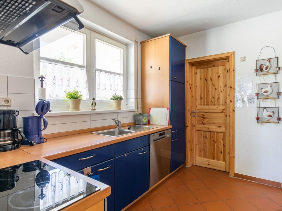 Cabinetry, Kitchen Sink, Sink, Property, Countertop, Building, Tap, Window, Interior Design, Wood