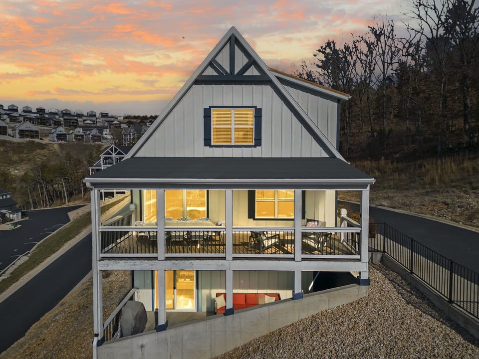 Welcome to Lounging Lakeside!