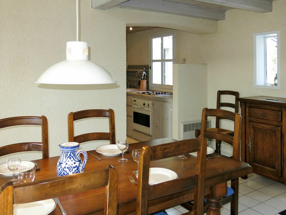 Room, Furniture, Property, Table, Building, House, Floor, Interior Design, Dining Room, Hardwood