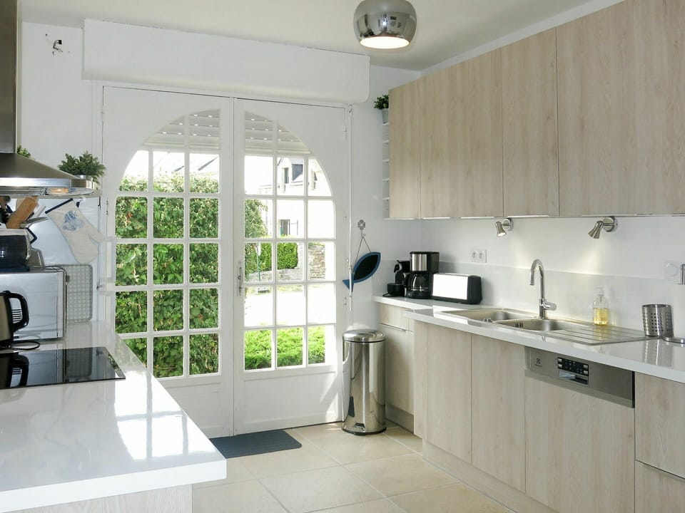 Room, Property, White, Interior Design, Countertop, Furniture, Kitchen, Cabinetry, Tile, Building