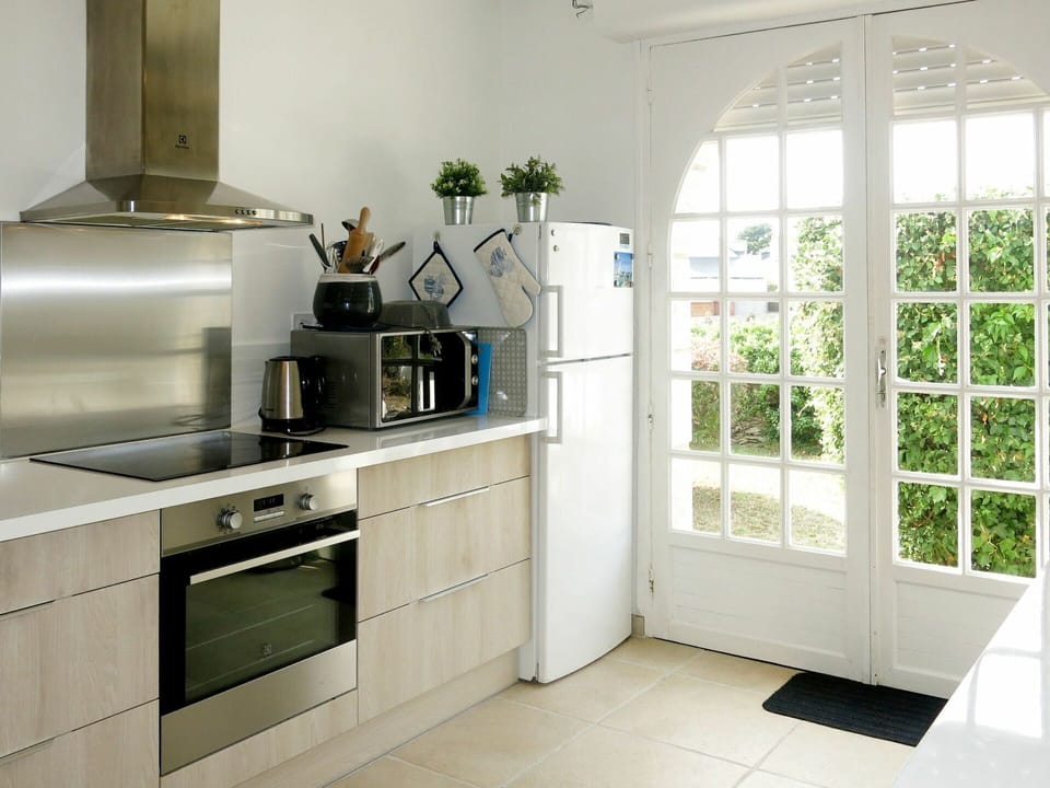 Room, Property, Tile, Furniture, Kitchen, Floor, Countertop, Interior Design, Cabinetry, Kitchen Stove