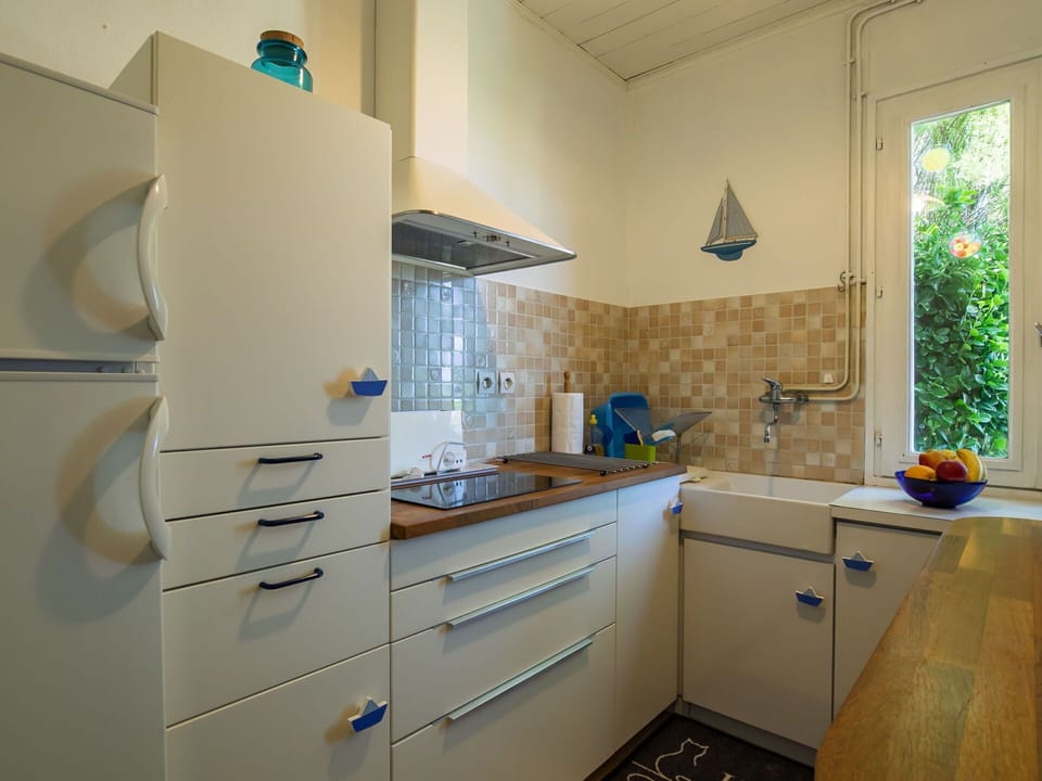 Cabinetry, Sink, Tap, Building, Countertop, Kitchen Sink, Drawer, Wood, Kitchen, Interior Design