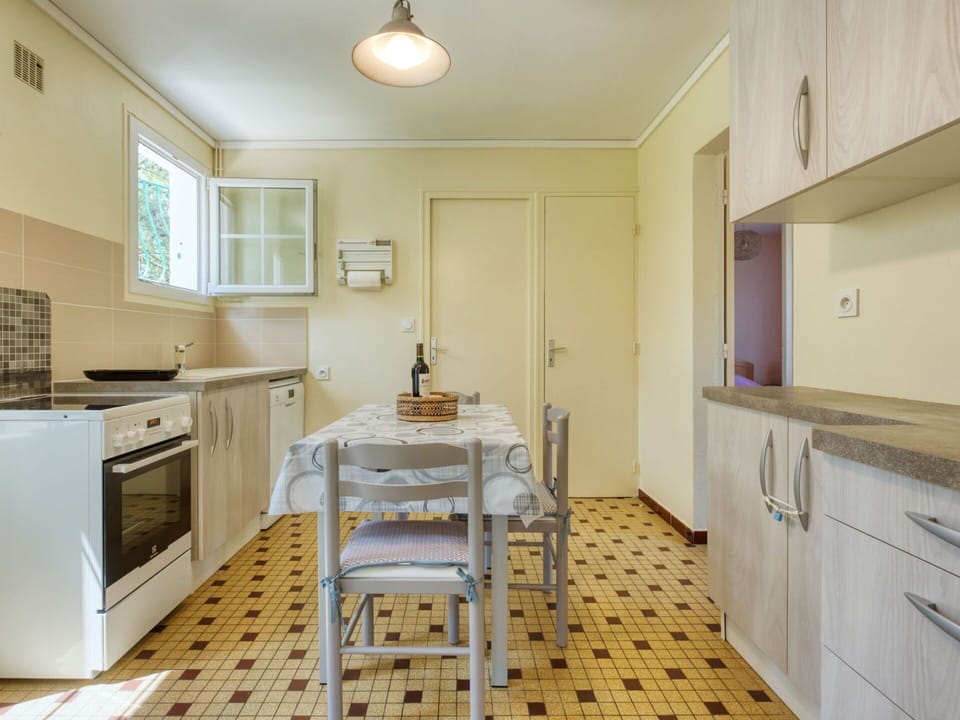 Cabinetry, Furniture, Countertop, Kitchen, Wood, Interior Design, Flooring, Floor, Wall, Drawer