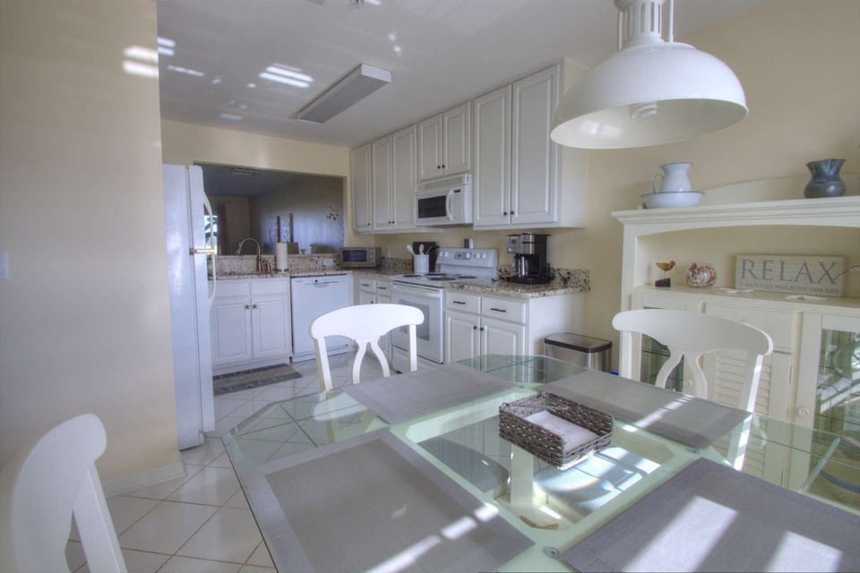 Relax in this gorgeous kitchen for breakfast, lunch and dinner.