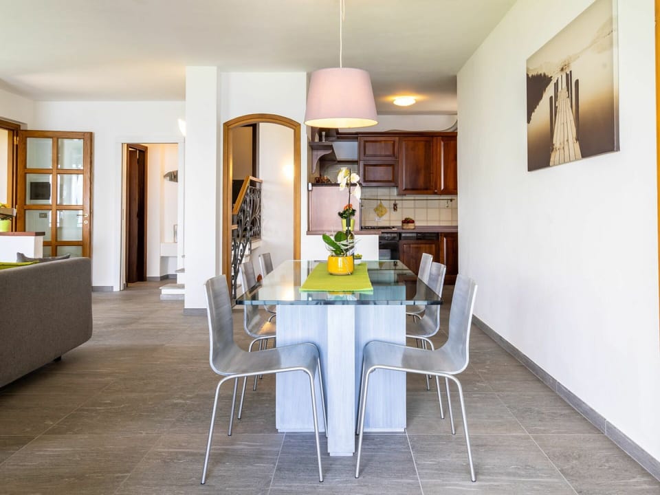 Room, Property, Furniture, Dining Room, Interior Design, Building, House, Ceiling, Floor, Table