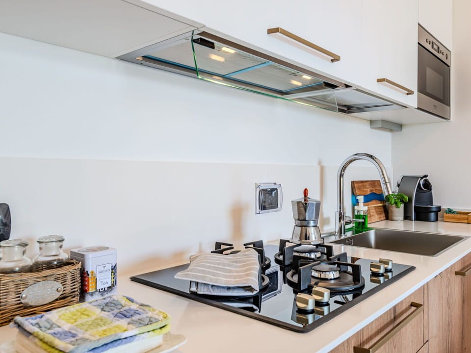 Cabinetry, Kitchen Sink, Building, Tap, Countertop, Sink, Kitchen Stove, Kitchen Appliance, Kitchen, Cooktop