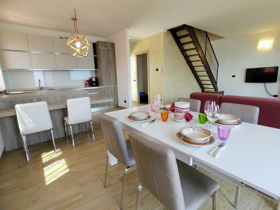 Table, Furniture, Property, Tableware, Kitchen & Dining Room Table, Wood, Chair, Interior Design, Kitchen, Floor