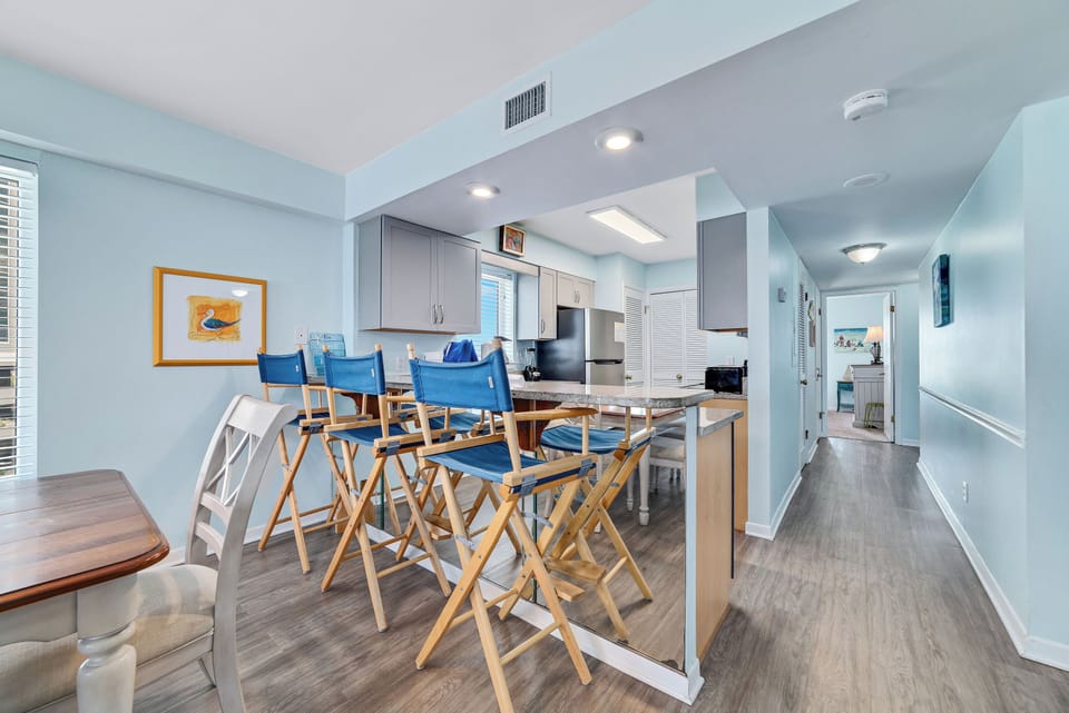 Breakfast bar and kitchen