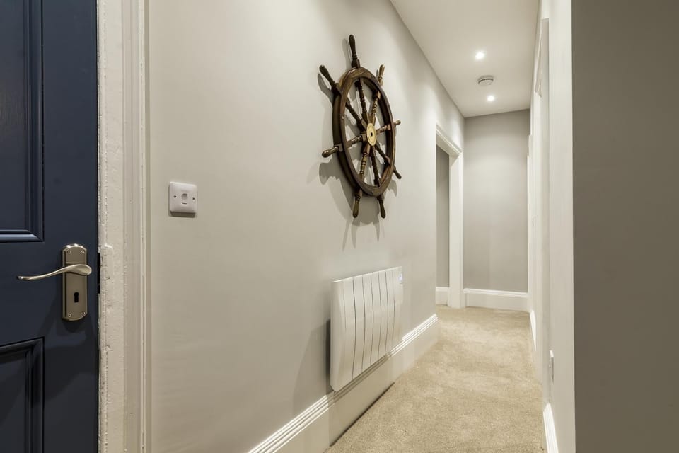 Pieces of Eight - 2 Bedroom Apartment - Tenby (301)