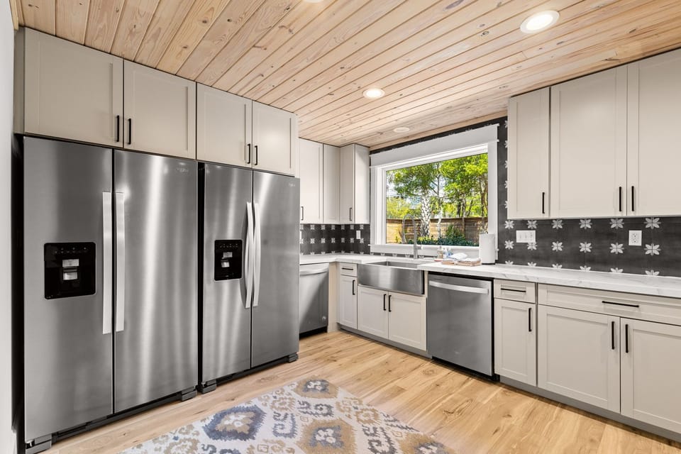 2 fridges
2 dishwashers