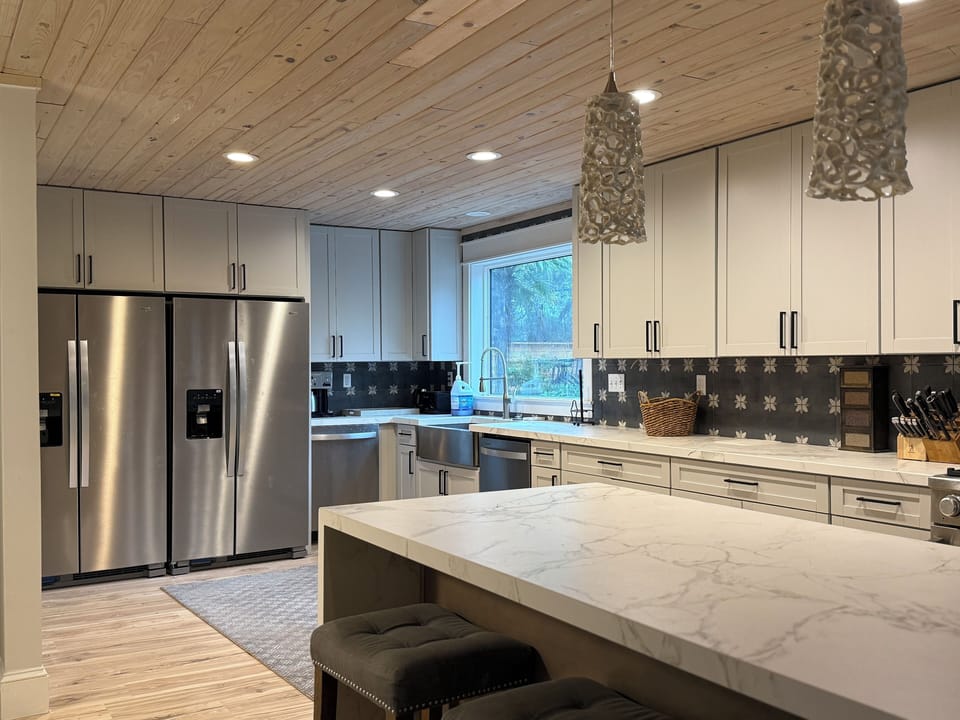 Kitchen with 2 fridges and 2 dishwashers/2 ovens