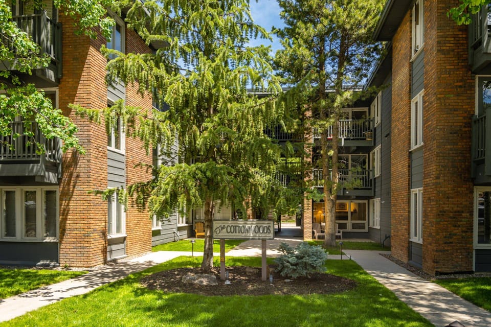 The Cottonwoods complex is tucked away in this welcoming neighborhood but just a few blocks from all the action.