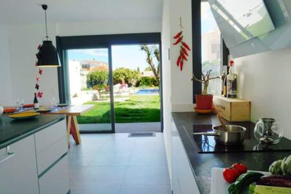 Villa Puerto Blanco Luxury Vacation Rental - Kitchen diner overlooking the pool