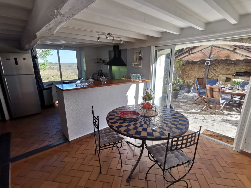 kitchen leading to outside terrasse