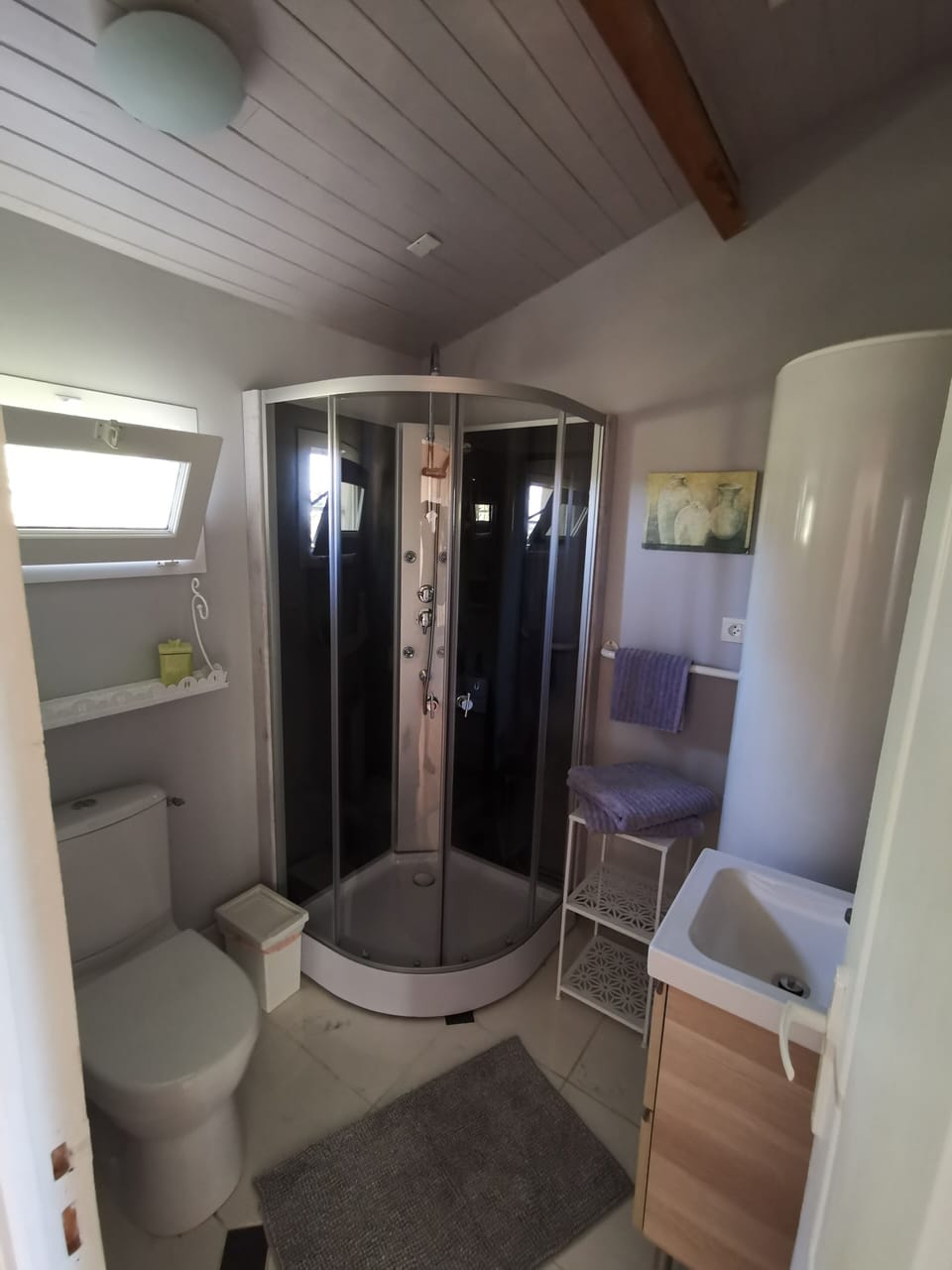 cottage bathroom