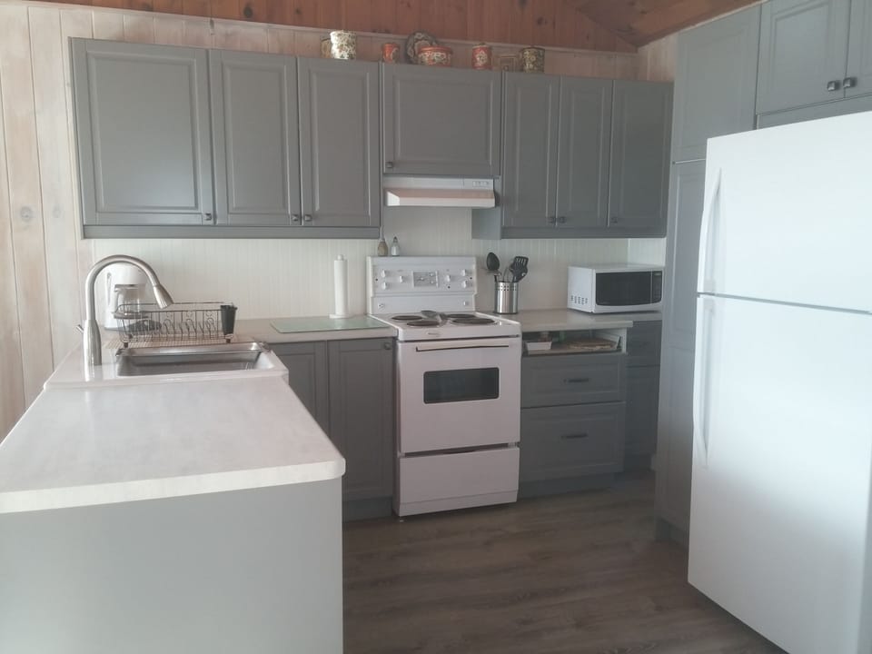 Fully equipped kitchen, including a drip coffee maker, Keurig maker and Tassimo 