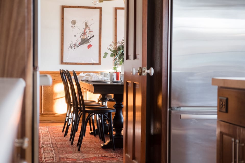 Peep that dining room!