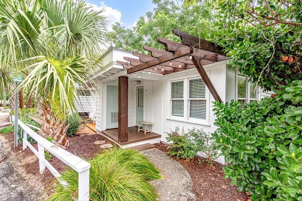 Charming 1950s Beach Cottage Apt A (982)