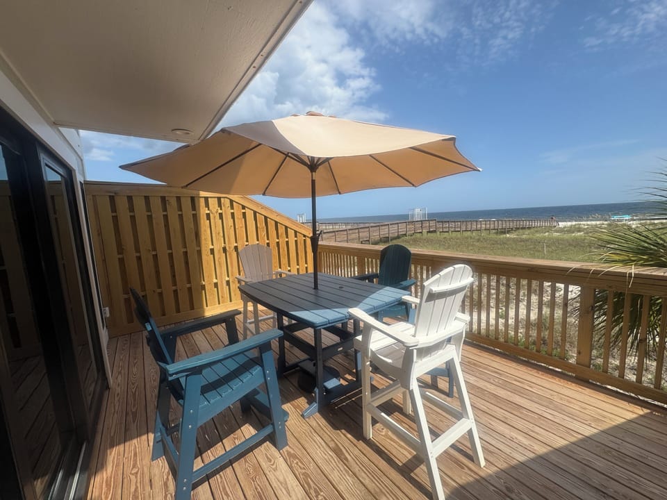 Balcony with unobstructed view of the Gulf
